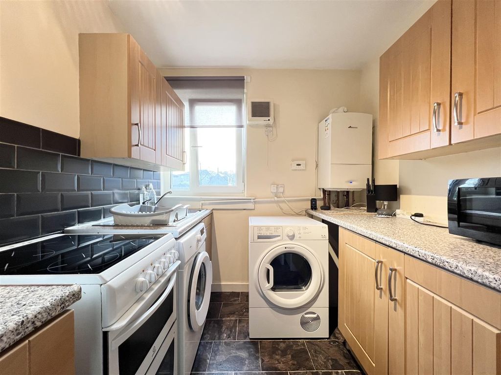 1 bed flat for sale in Low Waters Road, Hamilton ML3, £50,000