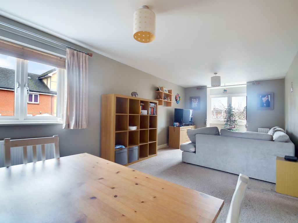 2 bed flat for sale in Park View, Reading RG2, £57,500