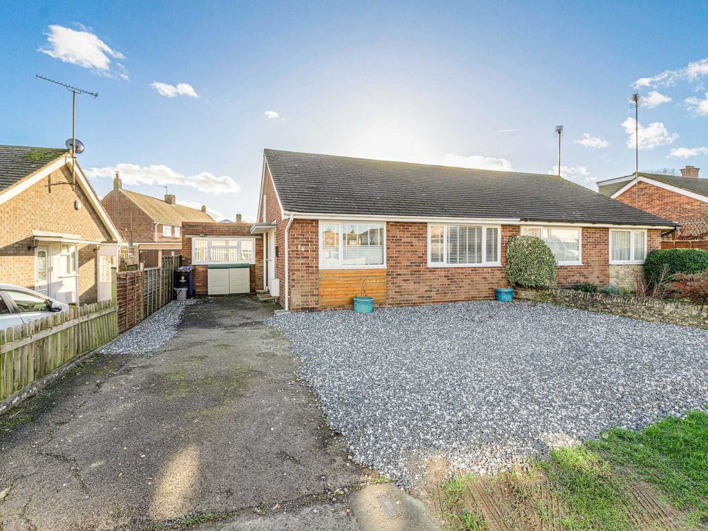 3 bed bungalow for sale in High View, Deanshanger MK19, £325,000