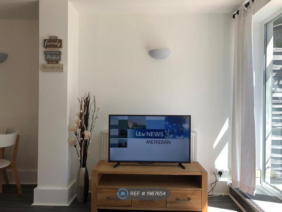 2 bed flat to rent in Garden G/F, Bournemouth BH8, £1,750 pcm