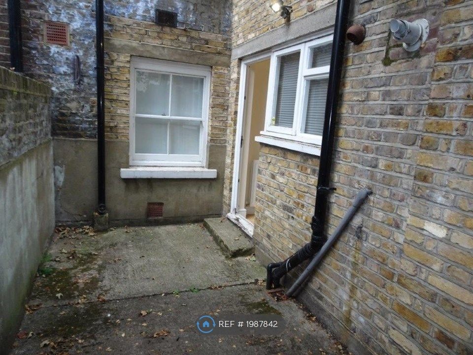 1 bed flat to rent in Old Ford Road, London E3, £2,499 pcm