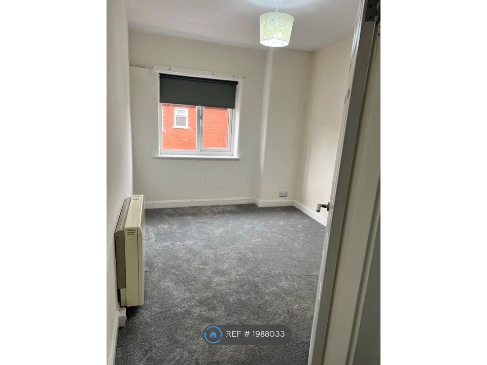 2 bed flat to rent in East Didsbury, Manchester M19, £1,000 pcm