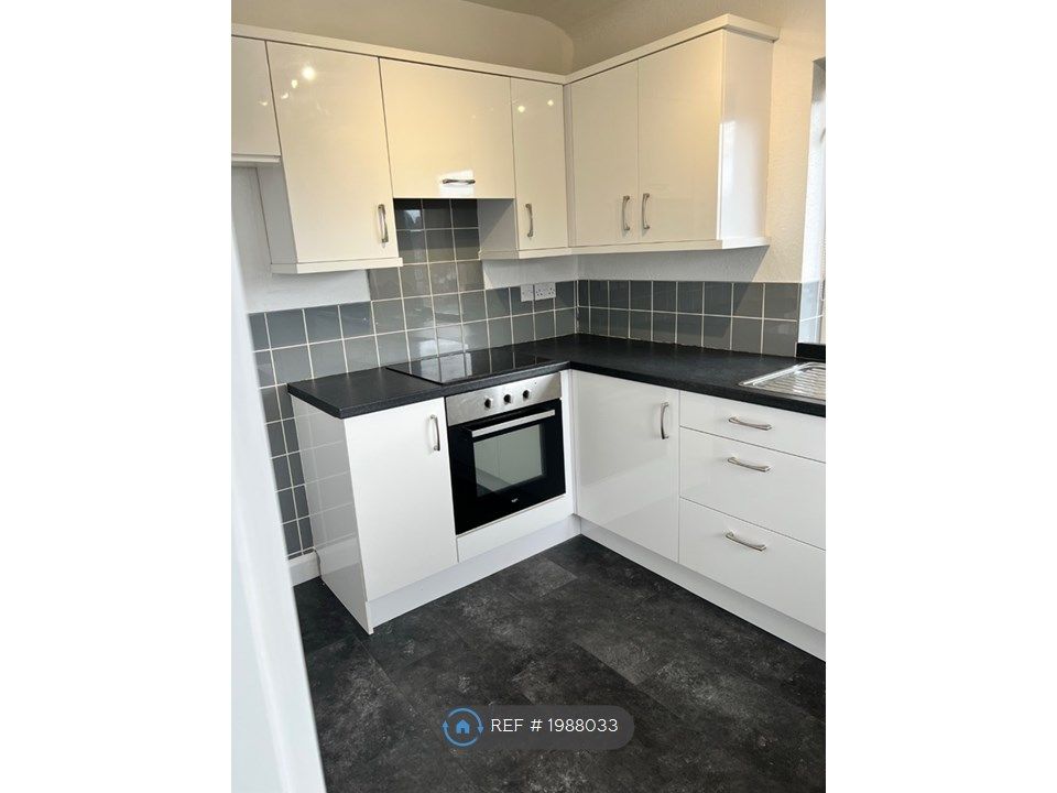 2 bed flat to rent in East Didsbury, Manchester M19, £1,000 pcm