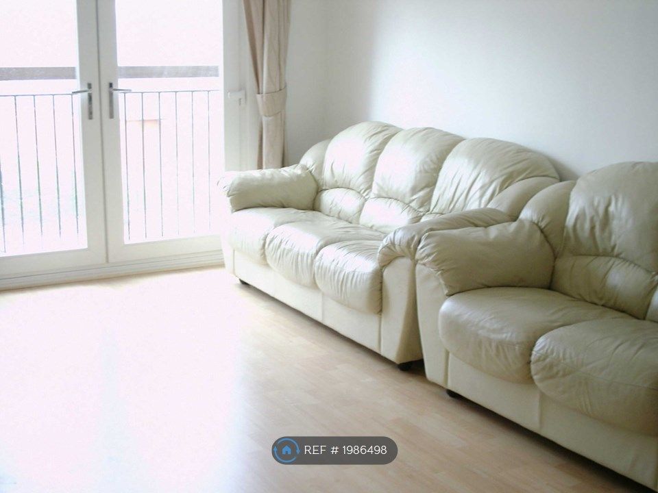 2 bed flat to rent in The Gallery, Manchester M14, £1,200 pcm