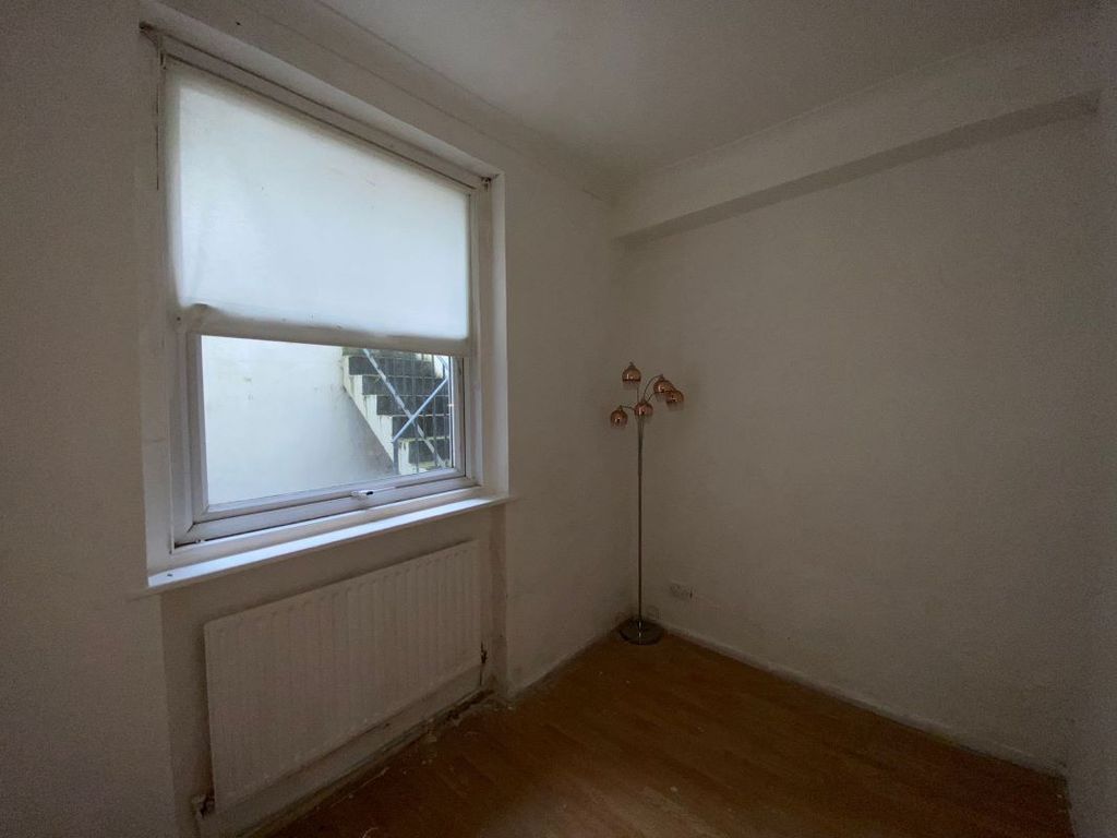 2 bed flat for sale in Garden Flat, 31 Thurlow Park Road, Lambeth, London SE21, £150,000