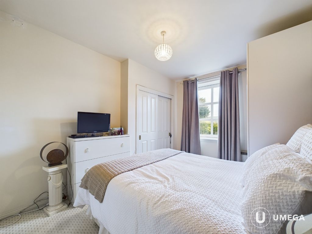 2 bed flat for sale in Craigmillar Castle Loan, Craigmillar, Edinburgh EH16, £155,000