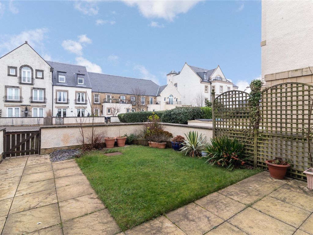 3 bed town house for sale in Harbour Square, Inverkip, Greenock, Inverclyde PA16, £290,000