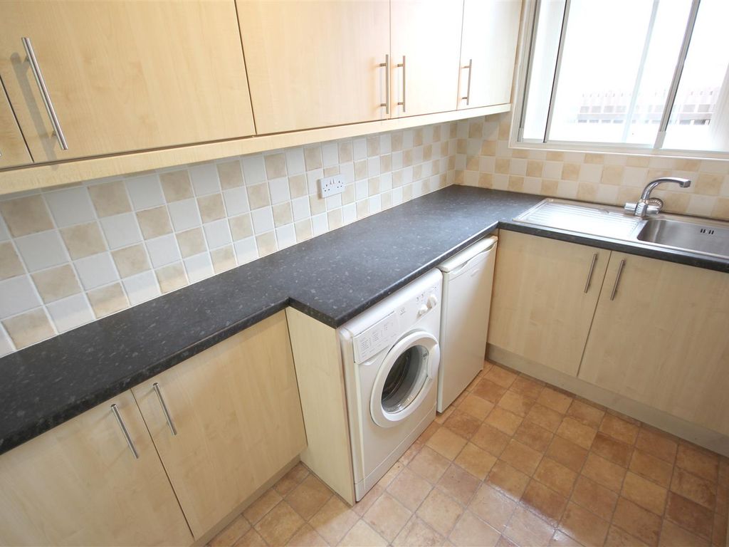 2 bed flat to rent in Bradway Road, Bradway, Sheffield S17, £750 pcm