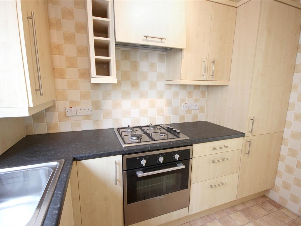 2 bed flat to rent in Bradway Road, Bradway, Sheffield S17, £750 pcm