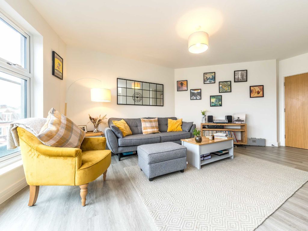 2 bed flat for sale in Heath Road, Twickenham TW1, £475,000