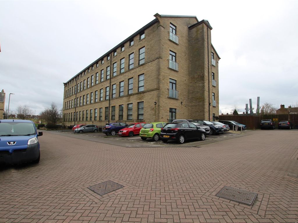 2 bed flat to rent in Cavendish Court, Drighlington, Bradford BD11, £825 pcm