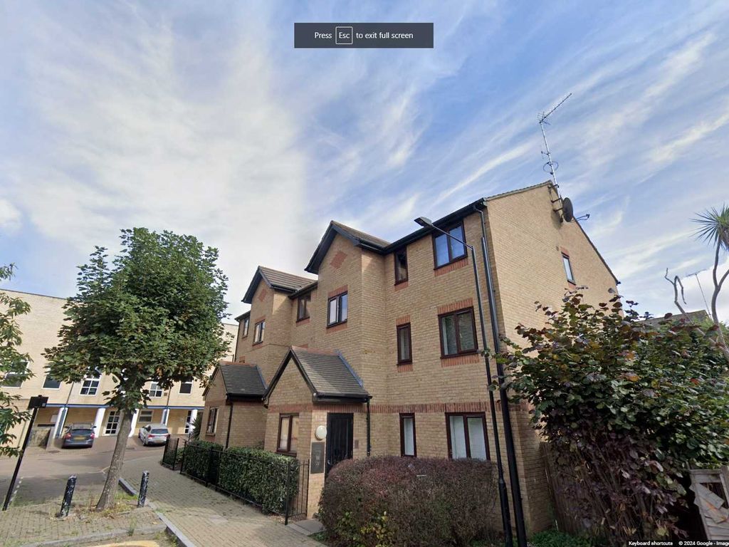 2 bed flat to rent in Kingsbridge Court, Dockers Tanner Road, Isle Of Dogs E14, £2,340 pcm