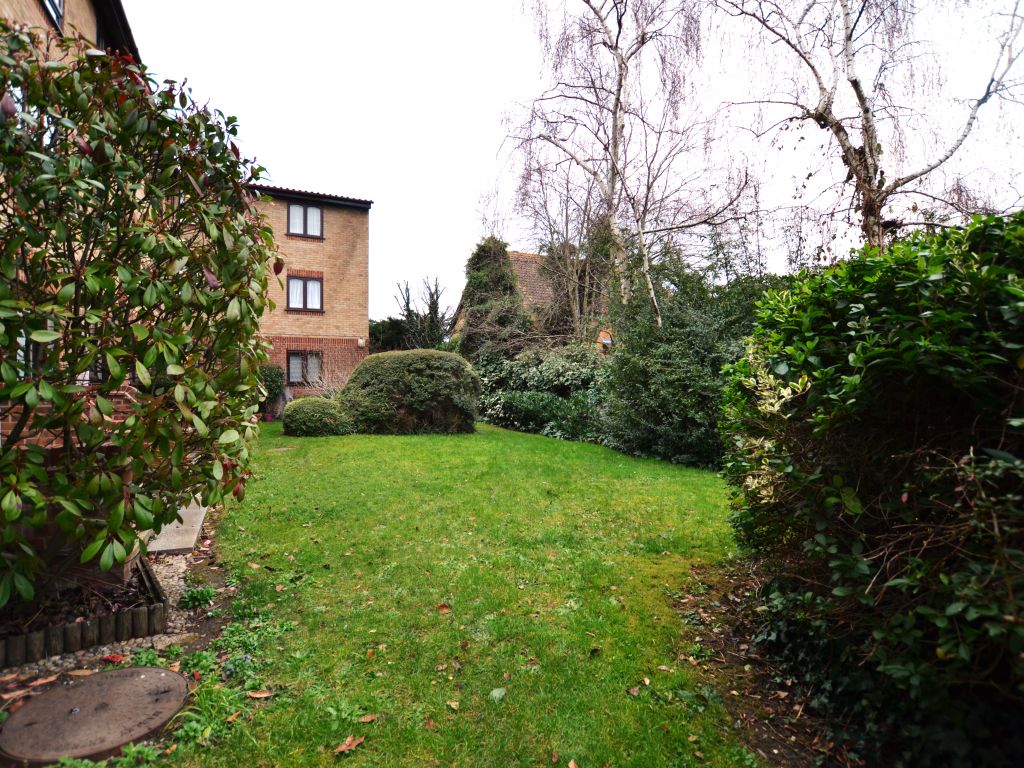 1 bed flat for sale in Ainsley Close, London N9, £160,000