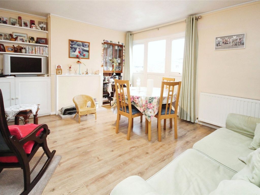 2 bed maisonette to rent in Villiers Close, London E10, £1,600 pcm