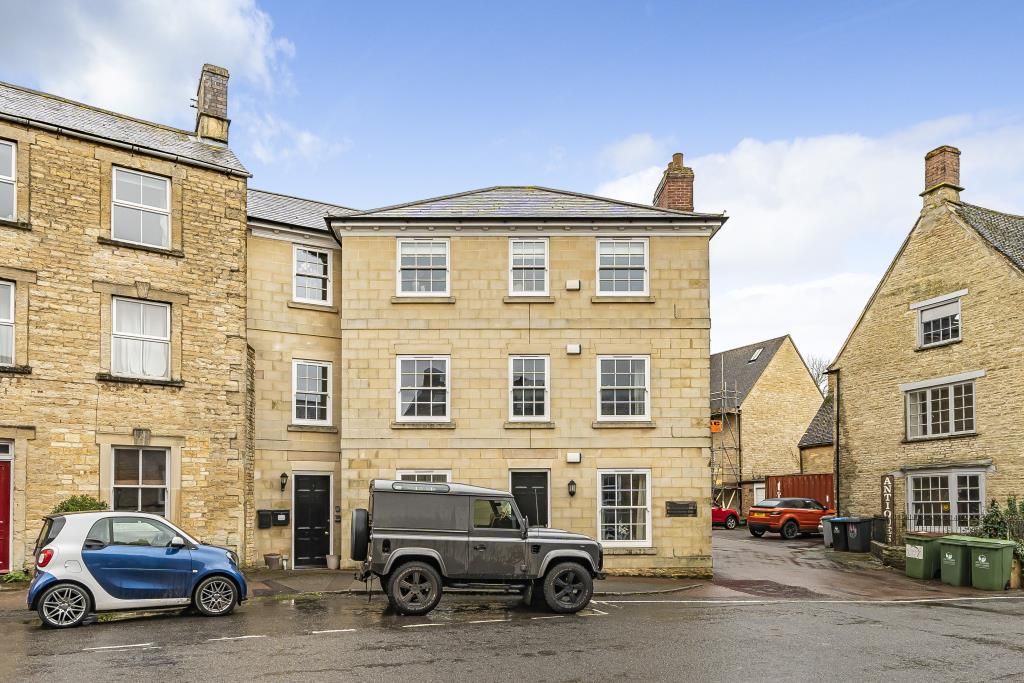 2 bed flat for sale in Chipping Norton, Oxfordshire OX7, £320,000