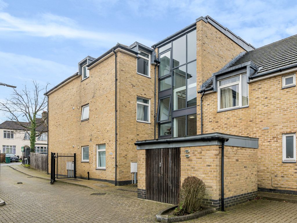 2 bed flat for sale in Elland Close, Barnet EN5, £440,000