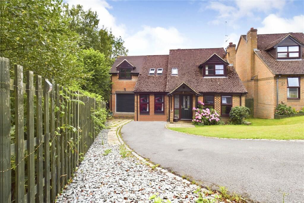4 bed detached house for sale in Pembroke Close, Burghfield Common, Reading RG7, £580,000