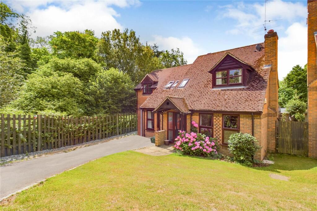 4 bed detached house for sale in Pembroke Close, Burghfield Common, Reading RG7, £580,000