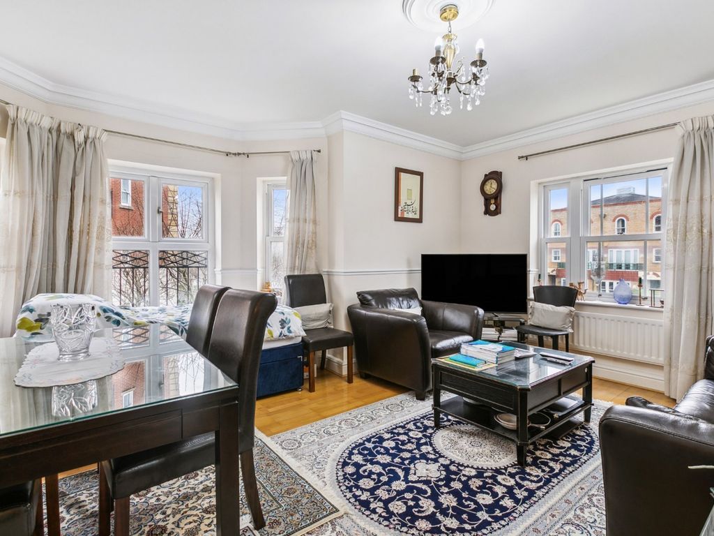 1 bed flat for sale in Trinity Church Road, Barnes SW13, £485,000