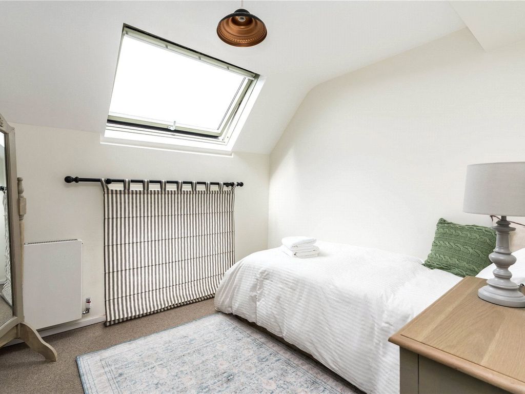 3 bed mews to rent in Lonsdale Mews, Sandycombe Road TW9, £5,000 pcm