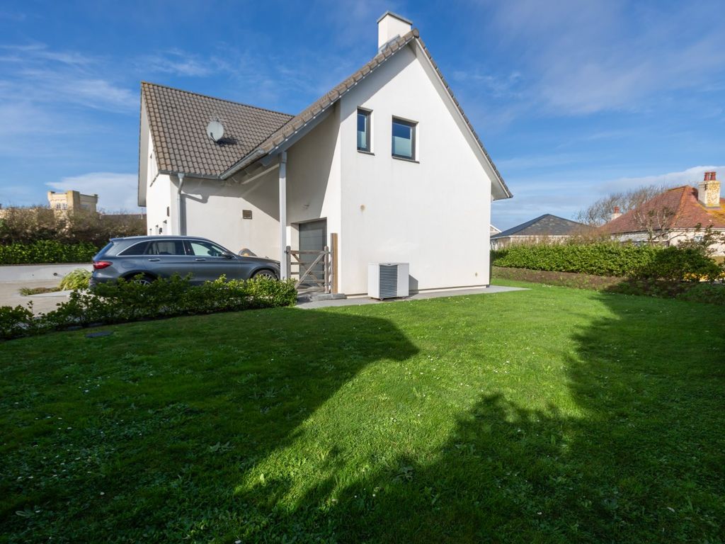 3 bed detached house to rent in Route De Jerbourg, St. Martin's, Guernsey GY4, £3,600 pcm