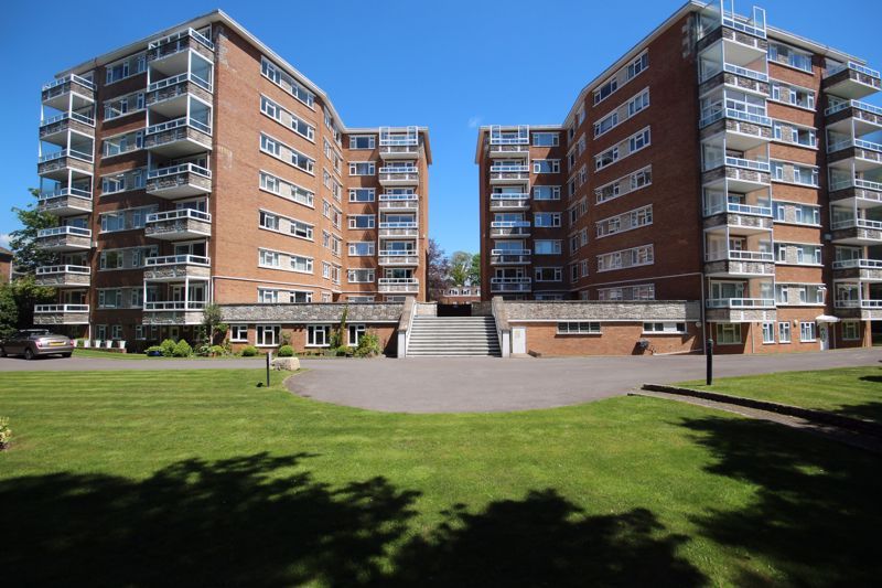 2 bed flat to rent in West Cliff Road, Bournemouth BH4, £1,250 pcm