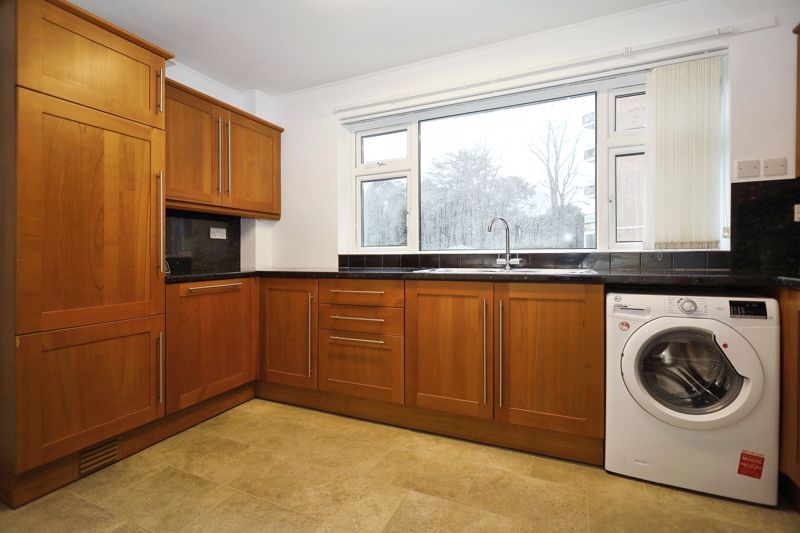 2 bed flat to rent in West Cliff Road, Bournemouth BH4, £1,250 pcm