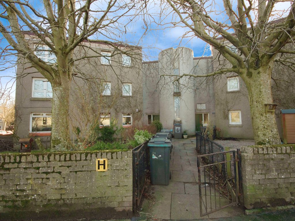 3 bed flat for sale in Tornashean Gardens, Aberdeen AB21, £90,000