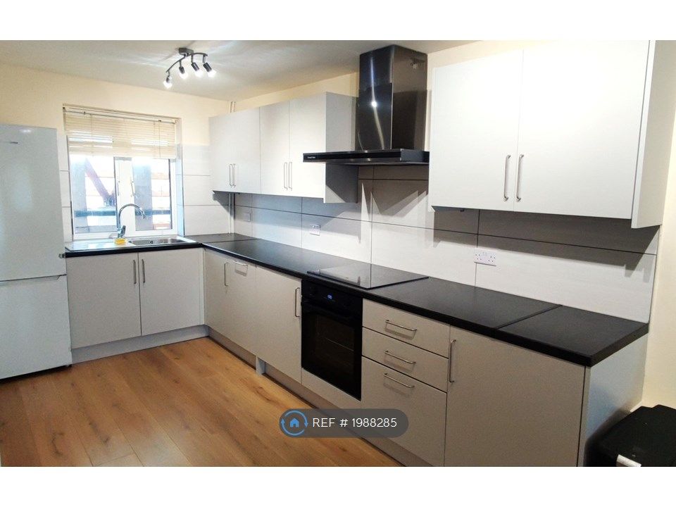 3 bed flat to rent in Queensway, Cambridge CB2, £2,000 pcm