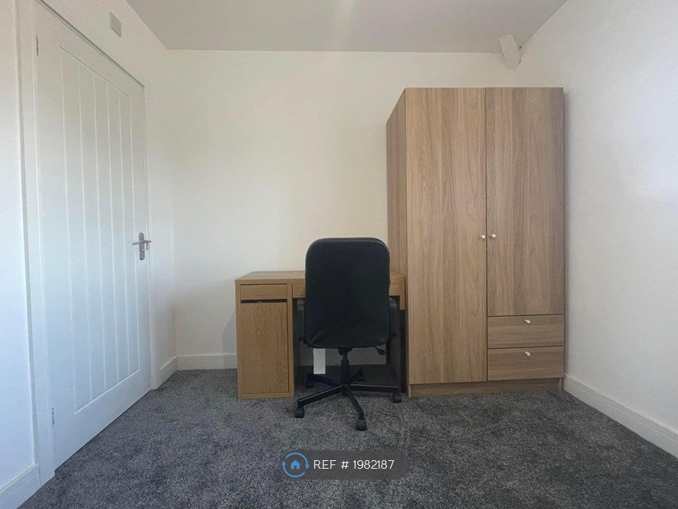 Room to rent in Orton Avenue, Peterborough PE2, £560 pcm