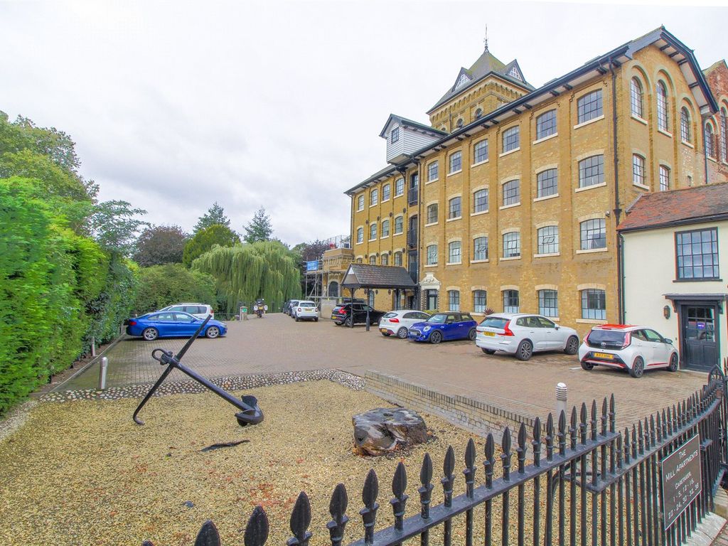 2 bed flat for sale in East Street, Colchester CO1, £200,000