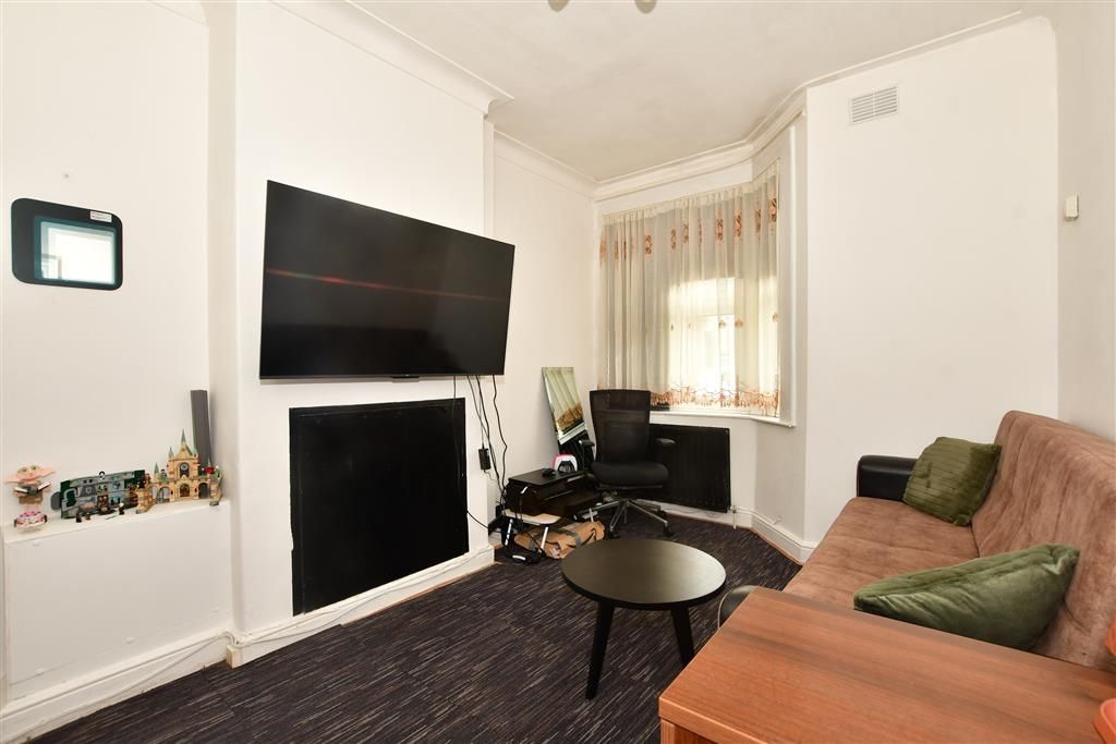 1 bed flat for sale in Brooks Avenue, London E6, £172,000