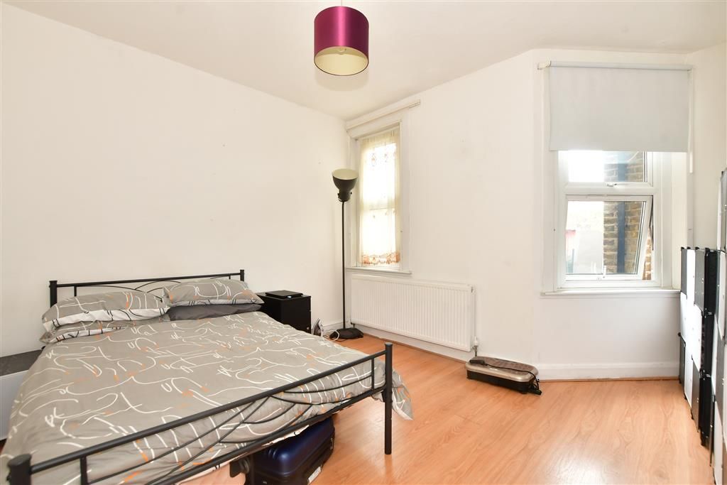 1 bed flat for sale in Brooks Avenue, London E6, £172,000