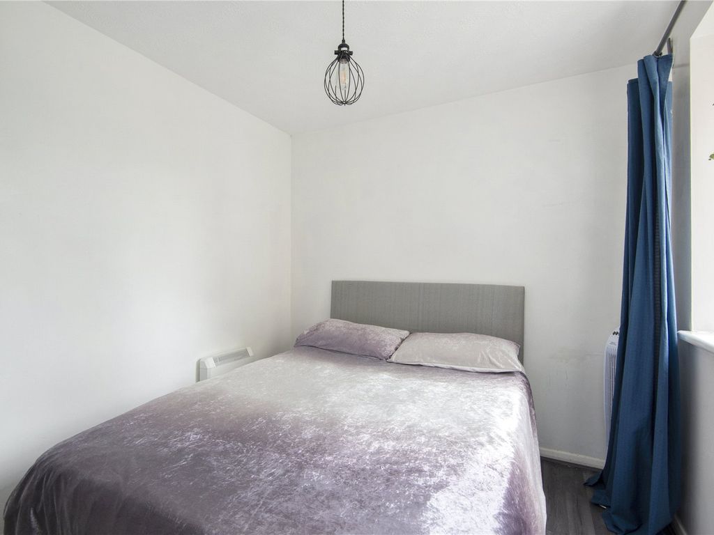 1 bed flat for sale in Mandeville Court, Chingford, London E4, £200,000