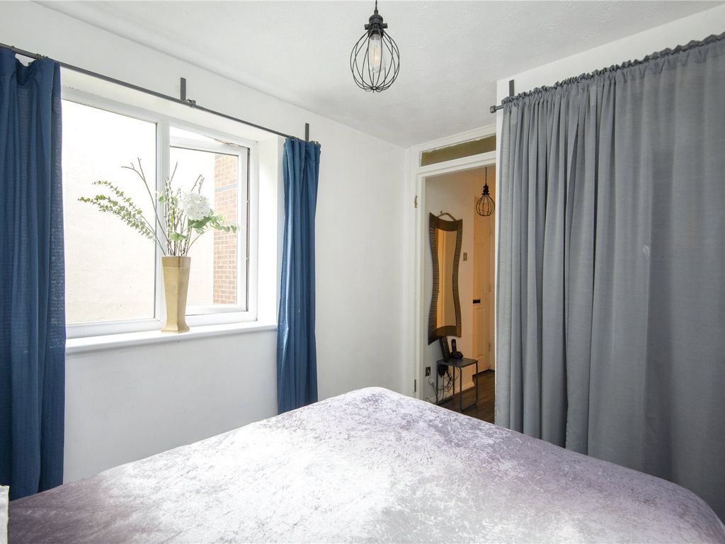1 bed flat for sale in Mandeville Court, Chingford, London E4, £200,000