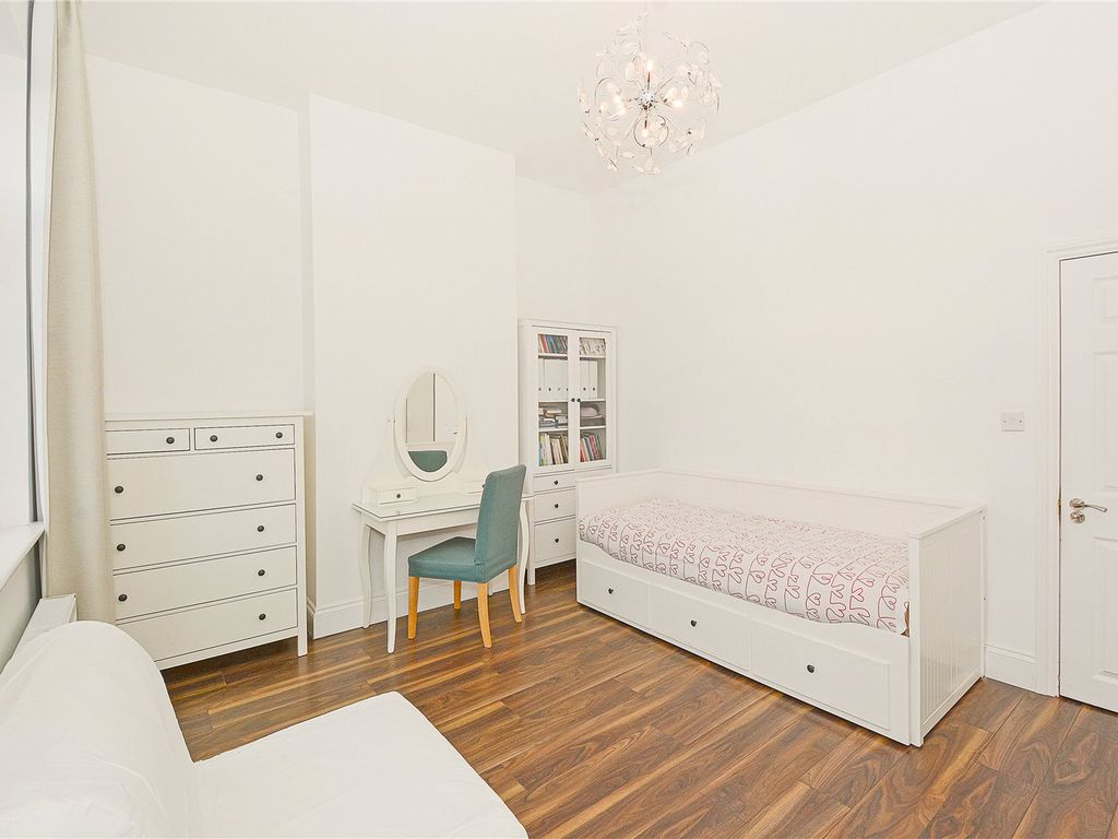 1 bed flat for sale in Knox Road, Forest Gate, London E7, £275,000