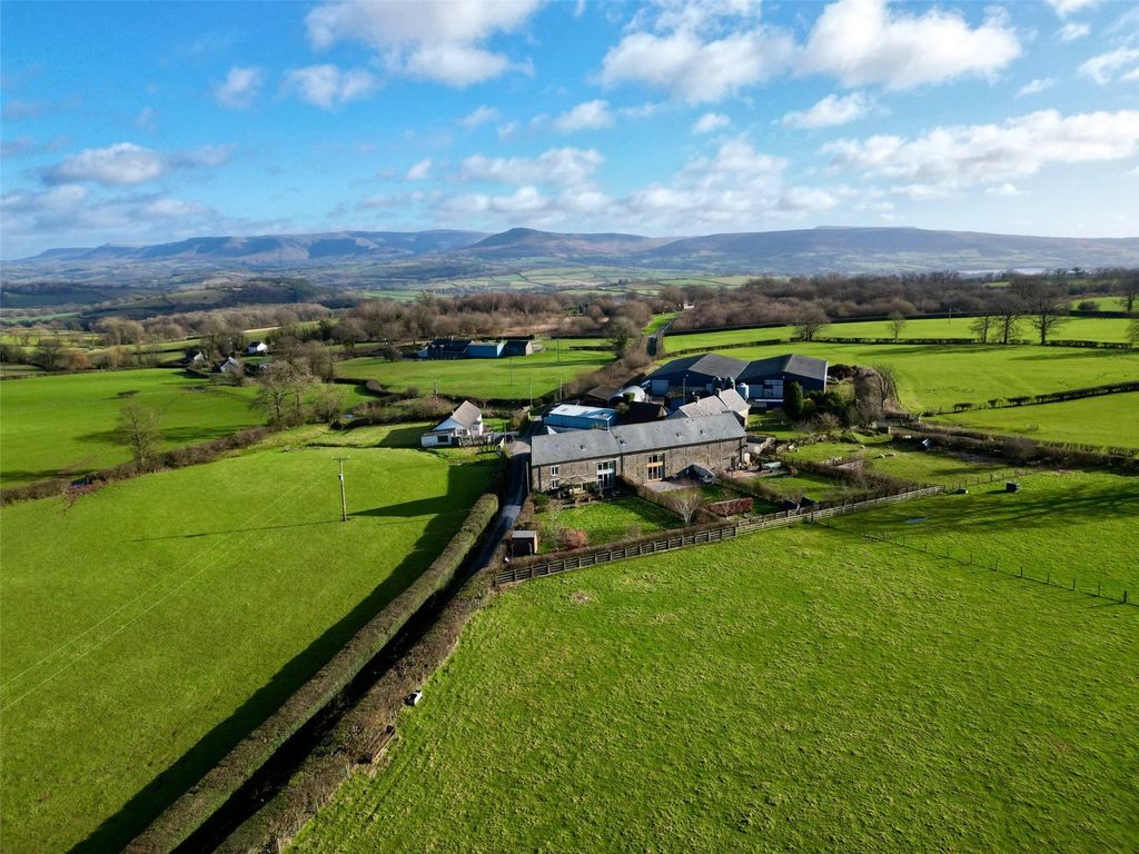3 bed barn conversion for sale in Llanwern, Brecon, Powys LD3, £425,000