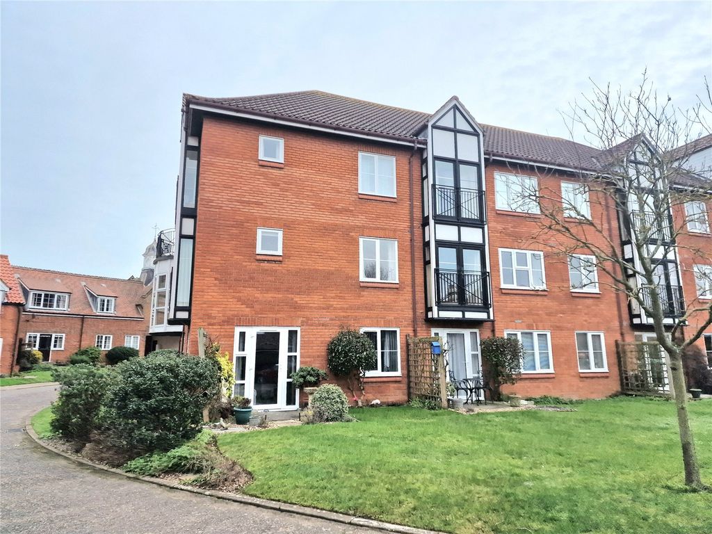2 bed flat for sale in Ashdown Court, Cromer NR27, £160,000