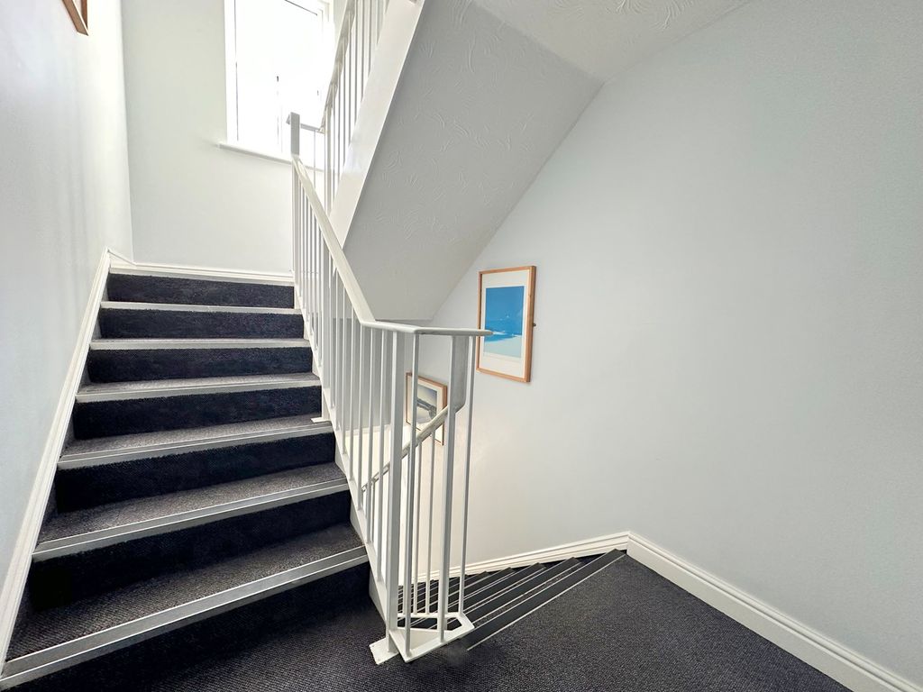 2 bed flat for sale in County Place, Chelmsford CM2, £300,000