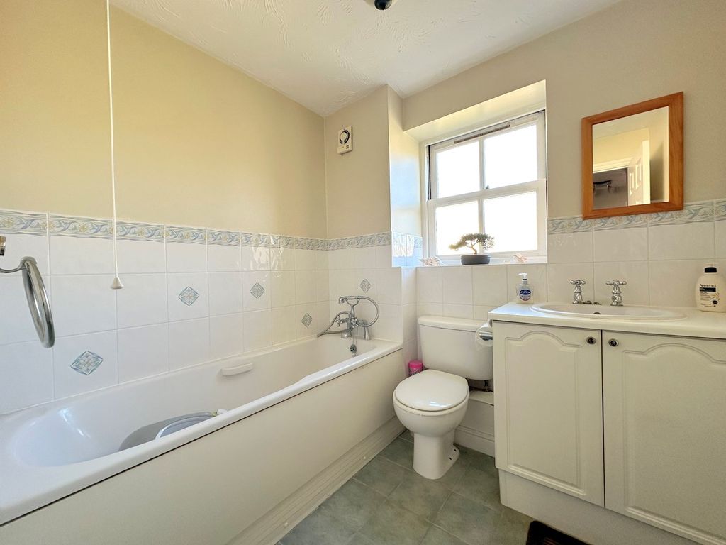 2 bed flat for sale in County Place, Chelmsford CM2, £300,000