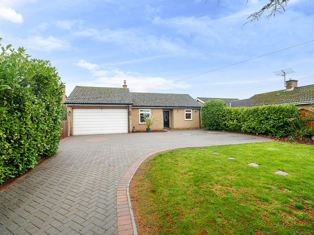 4 bed detached bungalow for sale in Church Street, Langford, Biggleswade SG18, £600,000