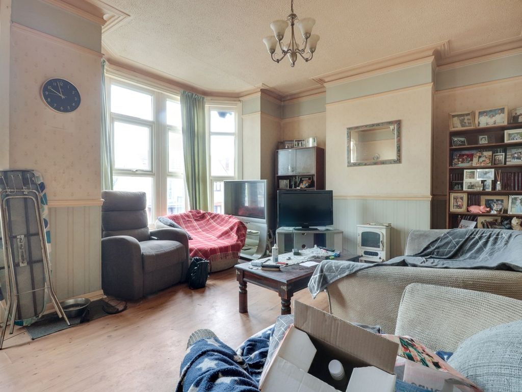 2 bed flat for sale in Lifstan Way, Thorpe Bay SS1, £225,000