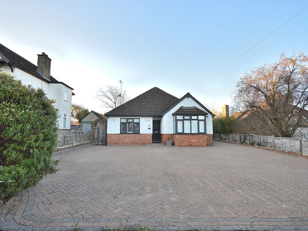 3 bed detached bungalow for sale in Booth Rise, Northampton NN3, £430,000
