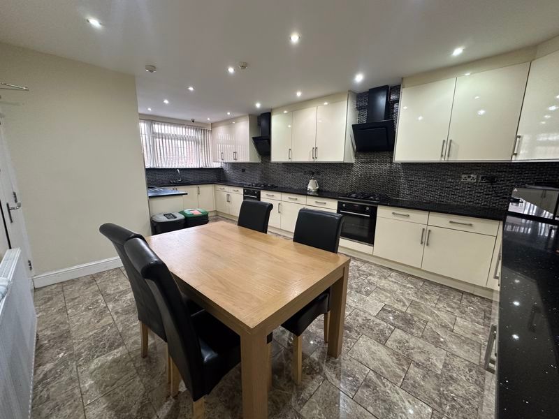 10 bed shared accommodation to rent in Tamar Way, Slough SL3, £7,500 pcm