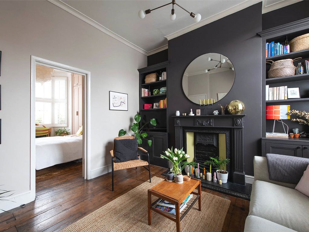 1 bed flat for sale in Tredegar Road, Bow, London E3, £425,000