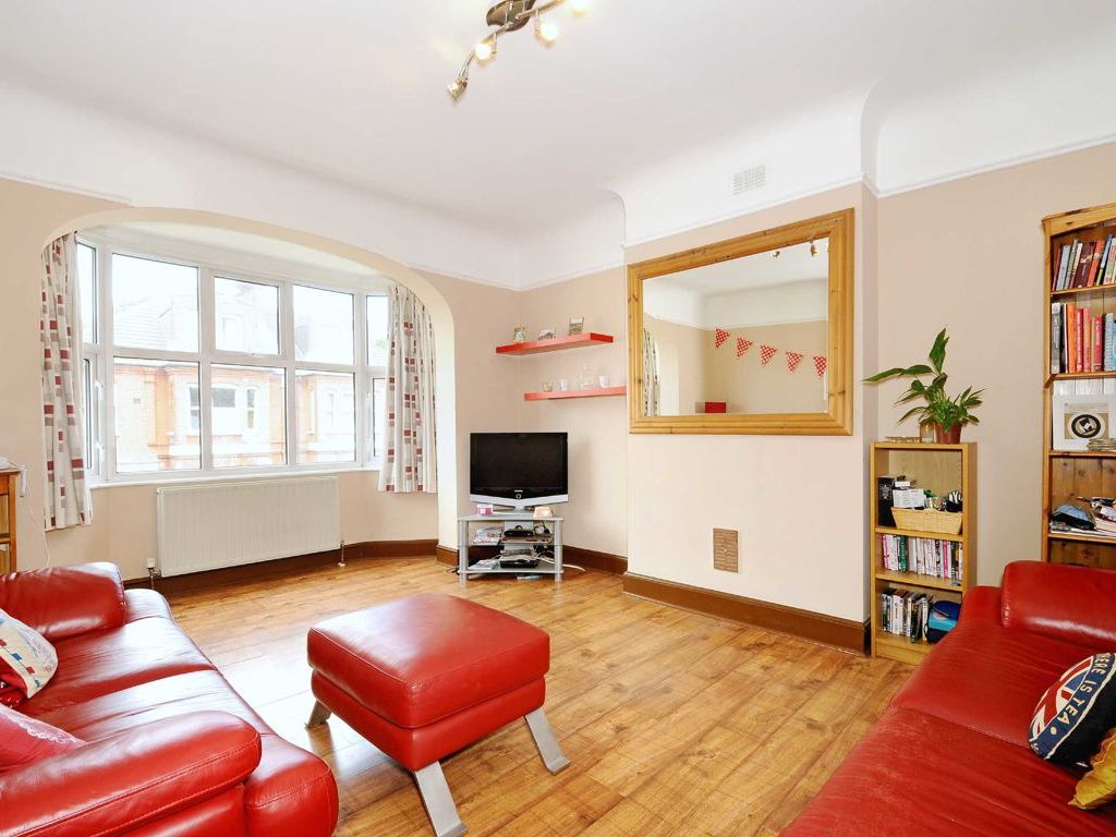 3 bed flat to rent in Barrow Road, London SW16, £2,500 pcm