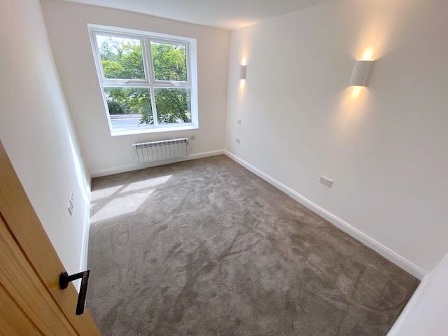 2 bed flat to rent in Chapeltown Road, Bromley Cross BL7, £1,450 pcm