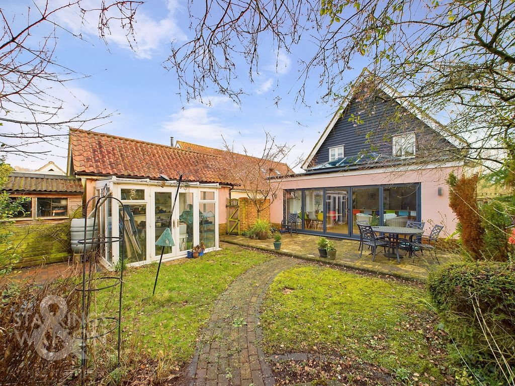 4 bed detached house for sale in Pits Lane, Chedgrave, Norwich NR14, £525,000