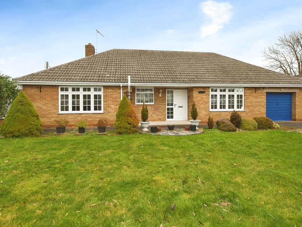 2 bed detached bungalow for sale in South Heath Lane, Fulbeck, Grantham NG32, £375,000