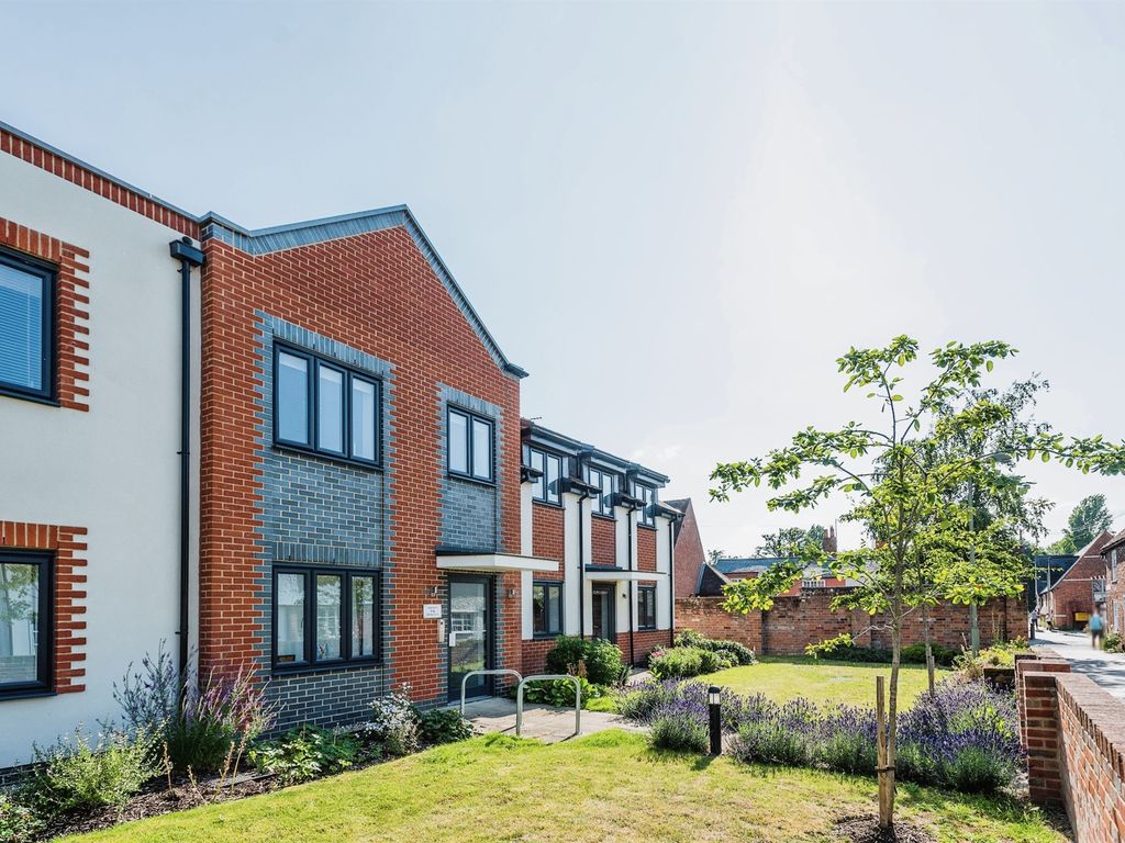 2 bed flat for sale in Barnaby Court, Wallingford OX10, £300,000